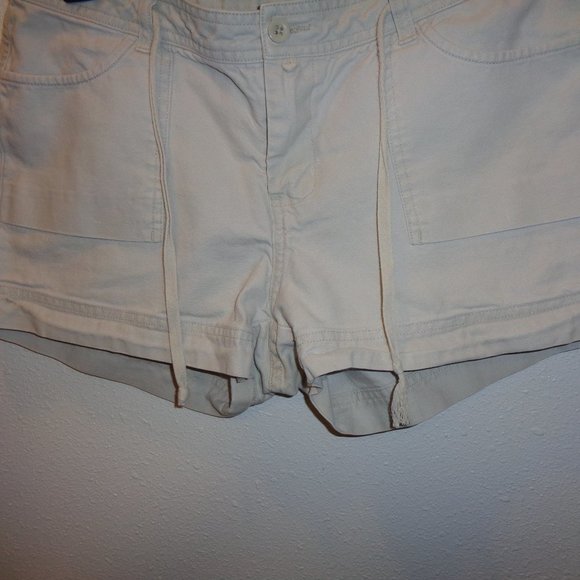 Junior's Khaki Shorts Size 11 - Picture 3 of 10